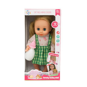 Păpușă bebeluș cu biberon, într-un sarafan verde