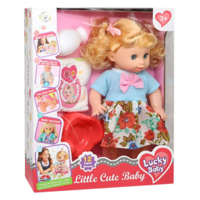 Păpușă de joacă cu accesorii, într-un tricou albastru