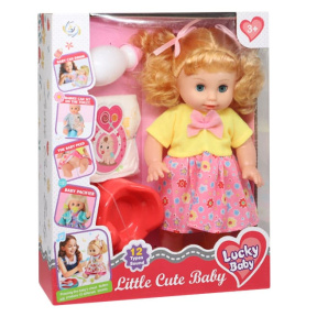 Păpușă de joacă cu accesorii, într-un tricou galben